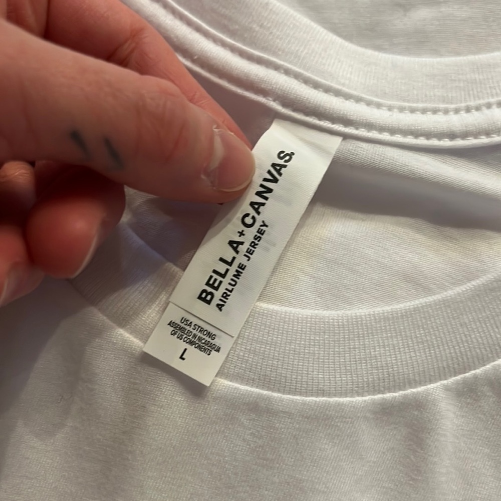 White tshirt - Picture 3 of 4